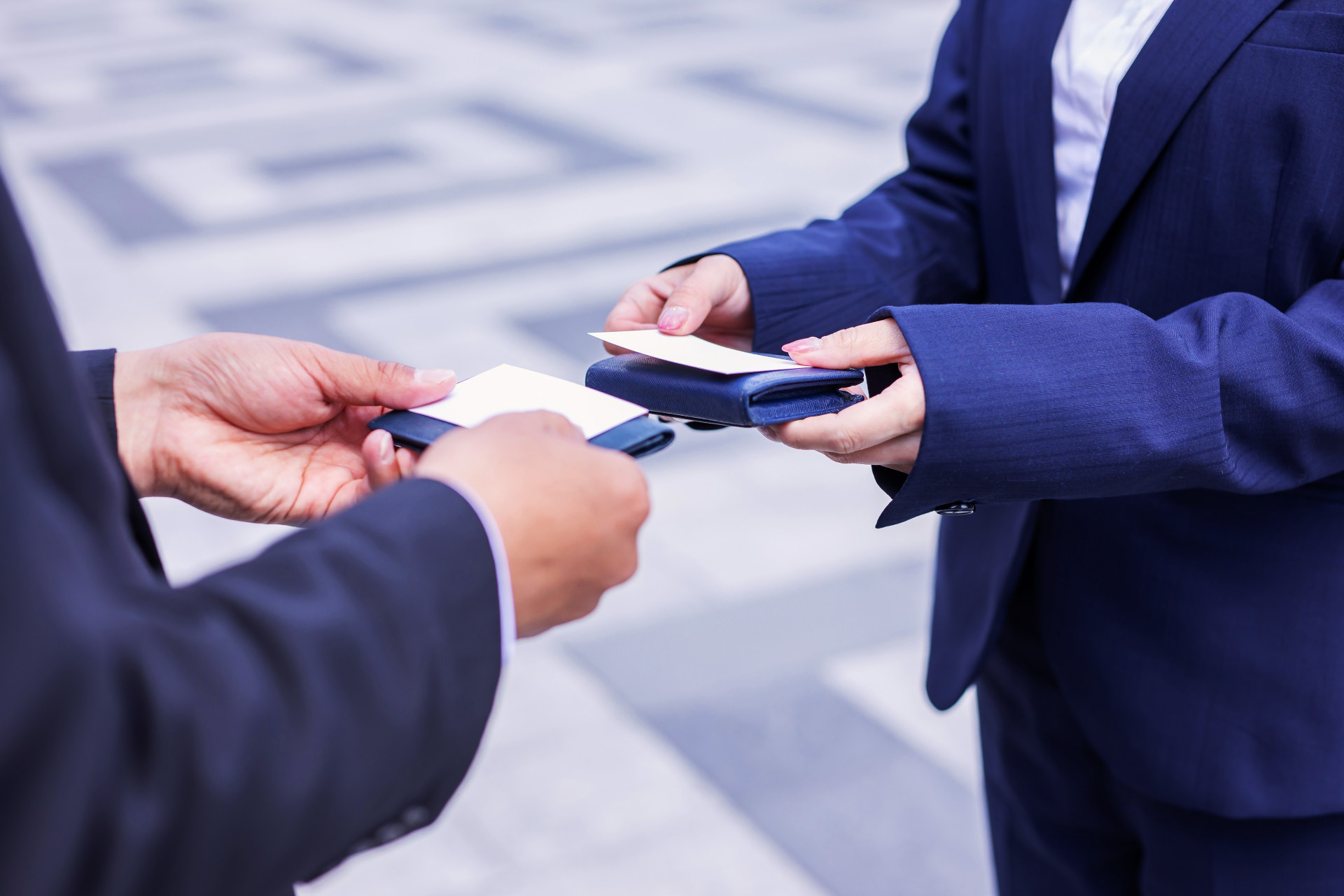 business skill 名刺交換をしている写真